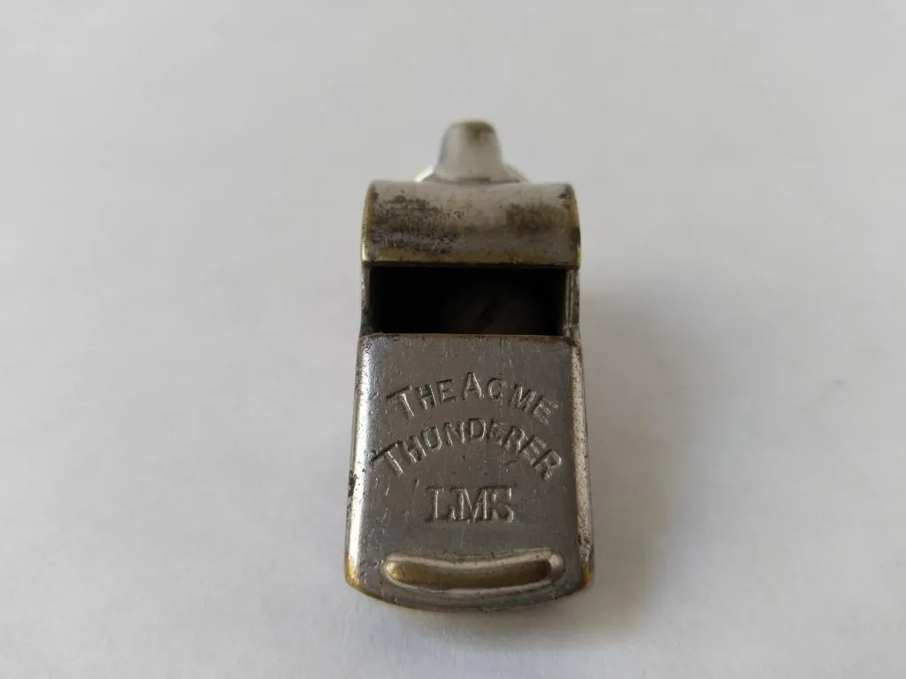 Die Acme Thunderer Pfeife, verwendet von der LMS Railway, entdeckt im Emporium Antiques Center in Lewes.