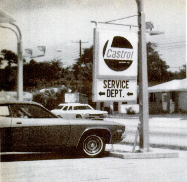 Castrol-Service-Station, 1973. Ein Castrol-Werkstattschild an einem Autohaus, veröffentlicht in der Popular Science Magazine.