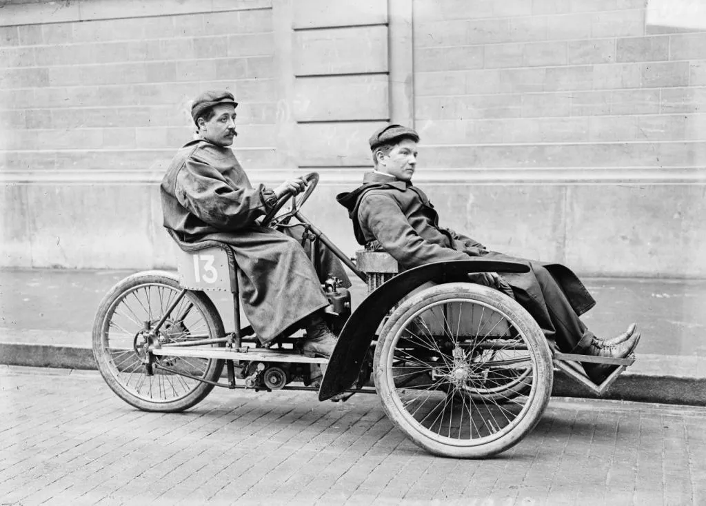 Ducom on a tri-car with a De Dion engine, using Continental tires in the 1906 Tour de France automobile race.