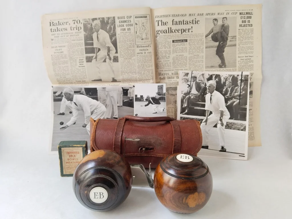 Ein Ensemble von geschätzten Erinnerungsstücken, die Percy Baker gehören, darunter seine persönliche Rasen-Bowling-Markierung von EJ Riley aus dem Jahr 1950, zusammen mit intimen Schnappschüssen aus dem Daily Telegraph Picture Archive, datiert auf August 1965 und August 1966