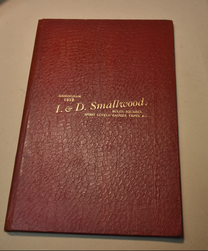 Zeitlose Handwerkskunst: I&D Smallwood's Katalog von 1912 aus Birmingham, in Goldbuchstaben auf rotem Leder verziert. Ein Schatz an Präzision - Regeln, Winkel, Wasserwaagen, Messgeräte, Maßbänder und mehr.