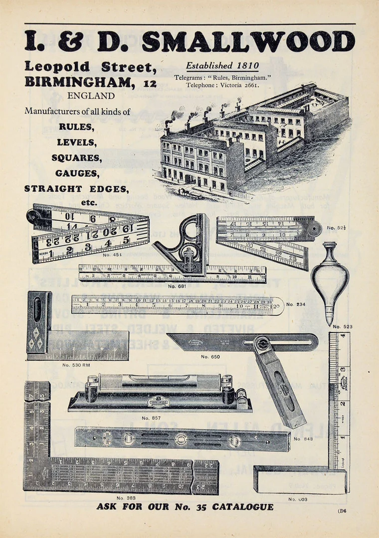 Eine Seite aus dem I&D Smallwood Katalog von 1912, die eine Auswahl ihrer Präzisionswerkzeuge zeigt, darunter Wasserwaagen, Winkel, Maßstäbe, Messgeräte und Lineale, die nach höchsten Standards für Ingenieure und Handwerker gefertigt wurden.