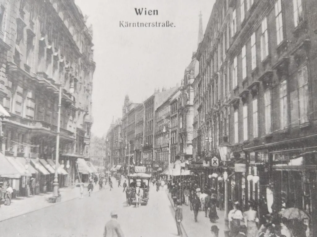 Eine Ansicht aus dem Jahr 1912 der Kärntnerstraße 21, die das lebhafte Geschäftsleben in dem Viertel zeigt, in dem Milkovits & Cie tätig war.