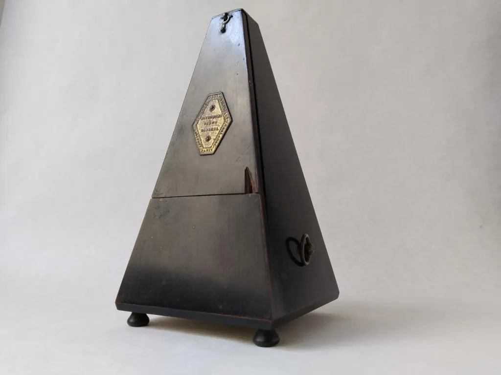 Early 1900s Metronome Selon Maelzel with a rosewood case and brass mechanism, a preferred choice for musicians, valued at €120 despite minor wear.