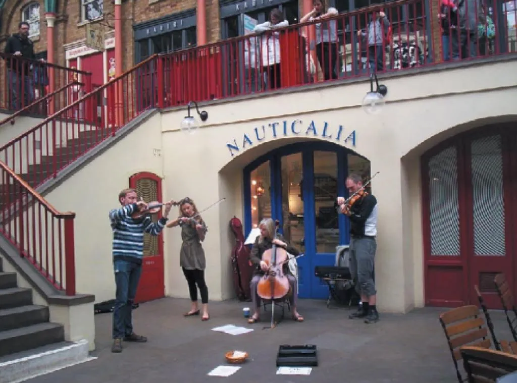 Musicants in front of nauticalia