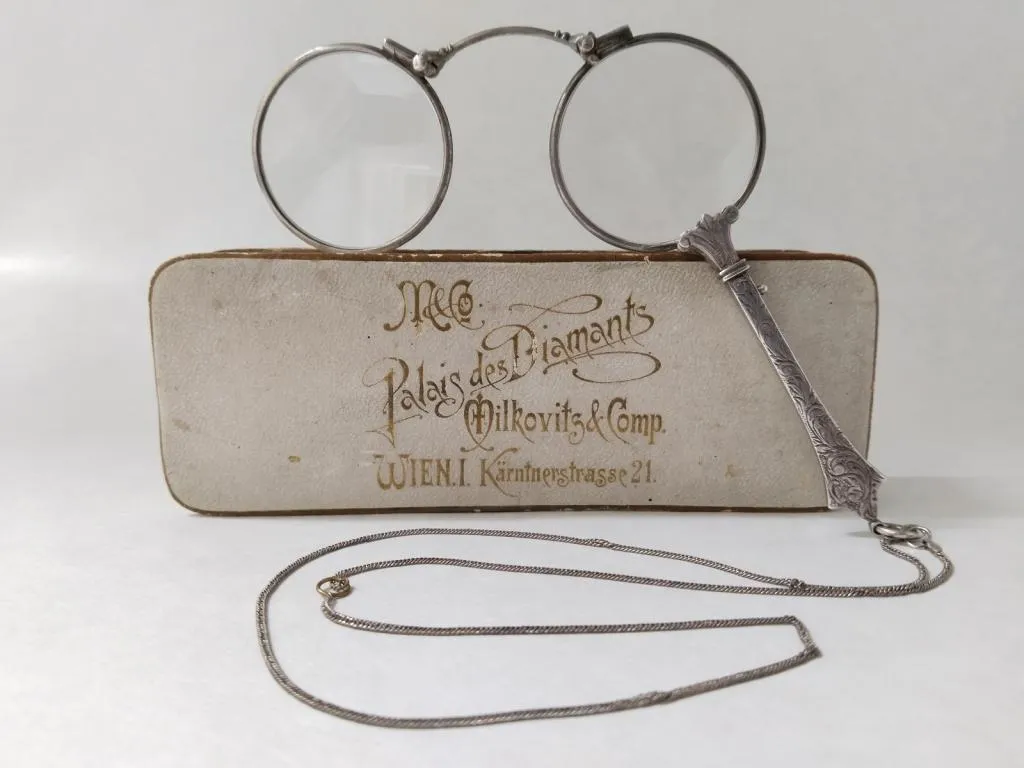 A silver lorgnette handmade in Vienna by Milkovits & Comp., located at Kärntnerstrasse 21, presented in its original case.