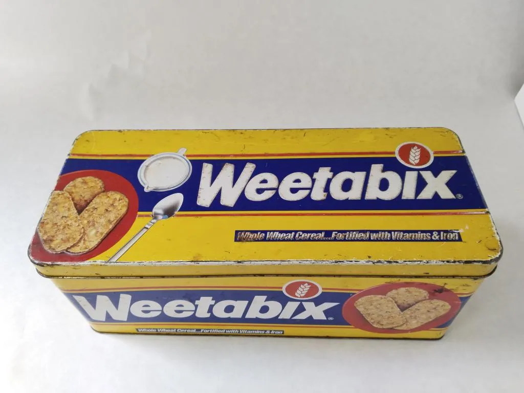 Vintage Weetabix Gelbe Blechdose (1960 - 2000), verwendet zur Aufbewahrung des ikonischen britischen Frühstückszereals.