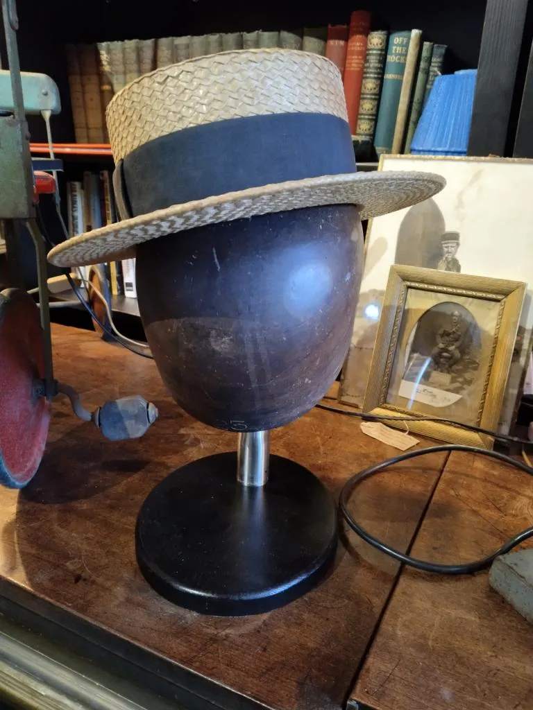 Holzhutständer für den Tisch, ein Vintage-Millinery-Display aus den 1960er Jahren. Ein reizvolles Stück für jede Sammlung, gefunden bei The Gallery Antiques.